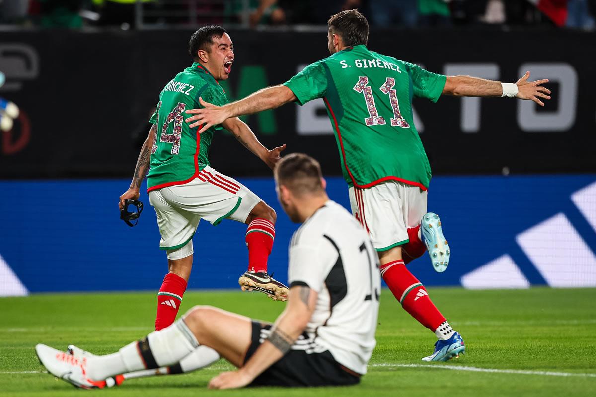 Erick Sánchez corre a festejar su gol con Santiago Giménez.