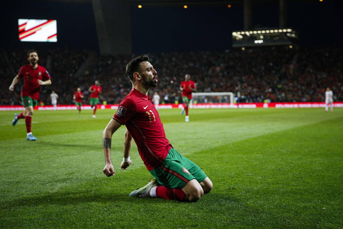 El volante Bruno Fernandes del Manchester United fue el héroe de Portugal al marcar un doblete. Foto Twitter @selecaoportugal.