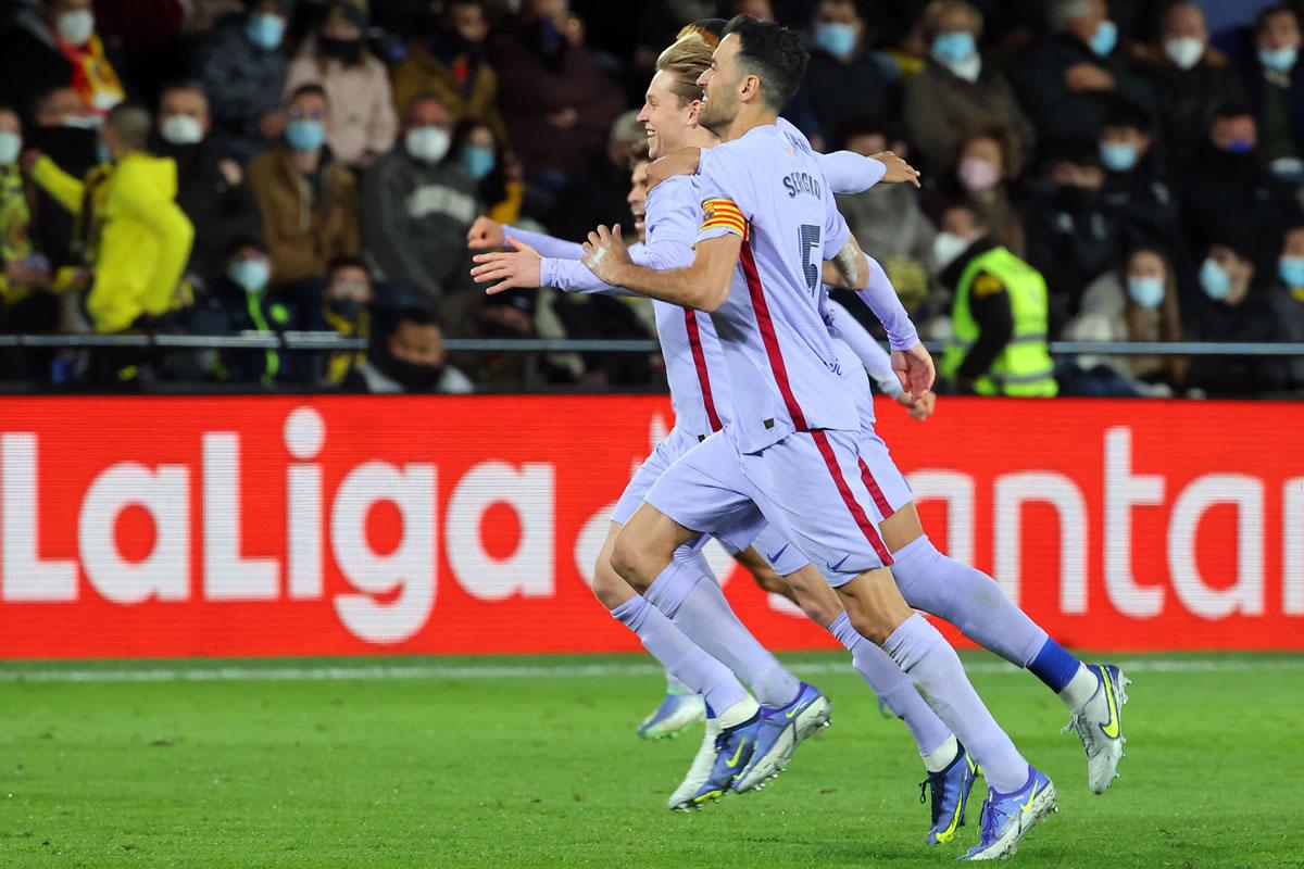 $!Frenkie de Jong corre a celebrar con sus compañeros el primer gol del Barcelona.