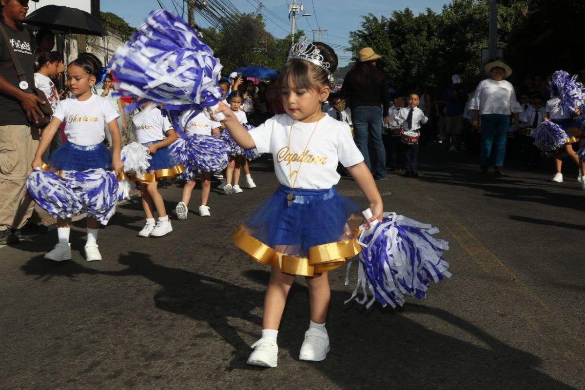 Los más pequeños rinden honor a la patria con coloridos desfiles