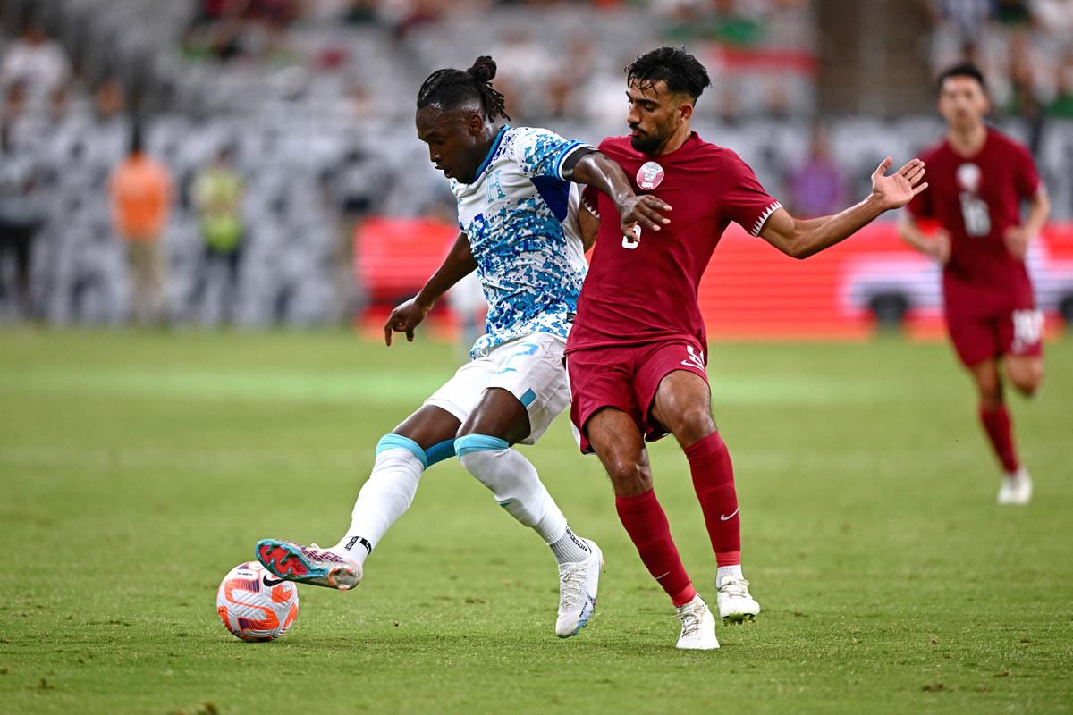 Alberth Elis protege el balón ante la marca del defensa Tarek Salman de Qatar.