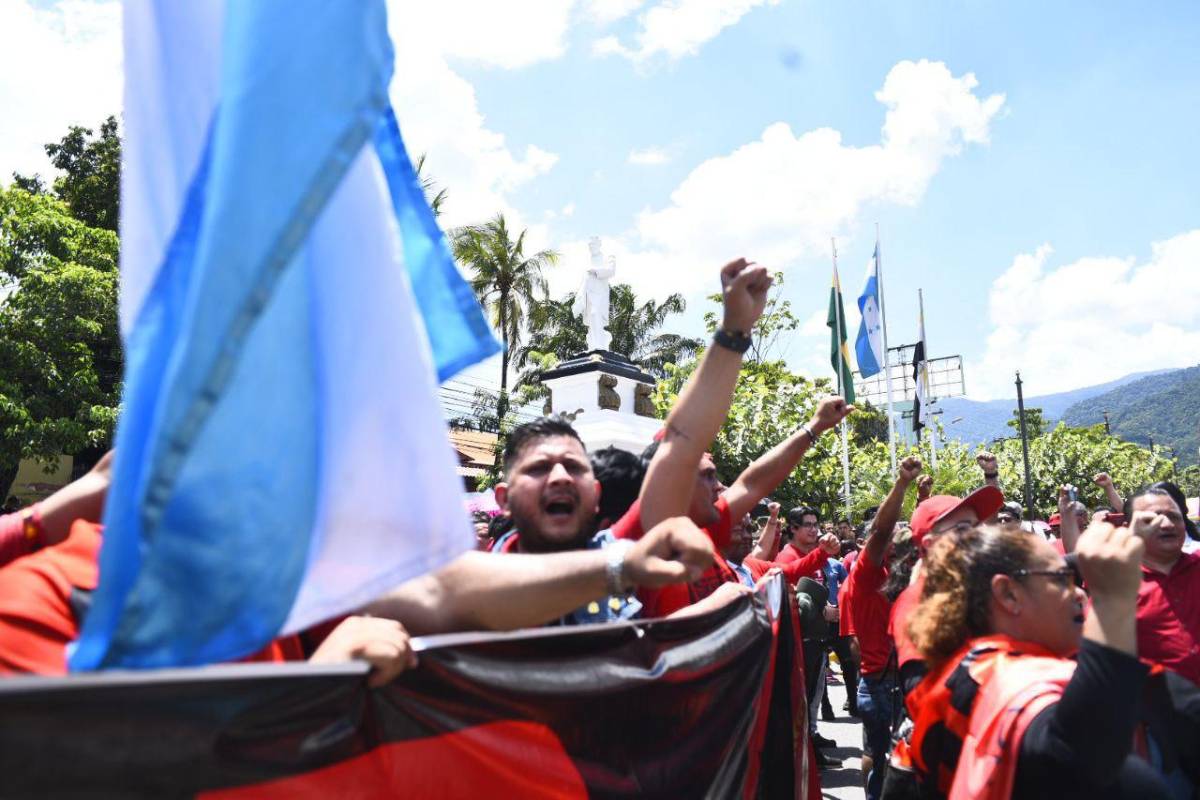 Militantes del Partido Libre se unieron a los desfiles de colegios.