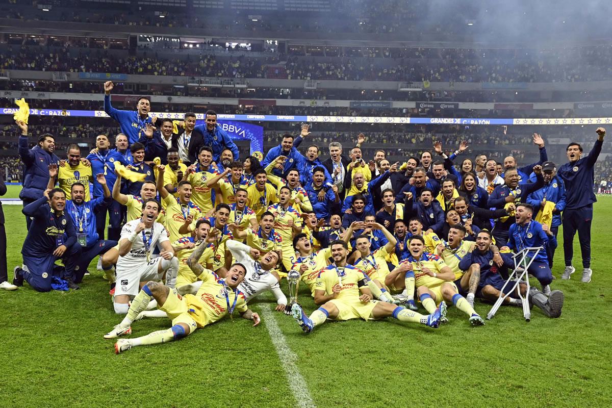 Los jugadores del América posando con el trofeo de campeones del Torneo Apertura 2023.