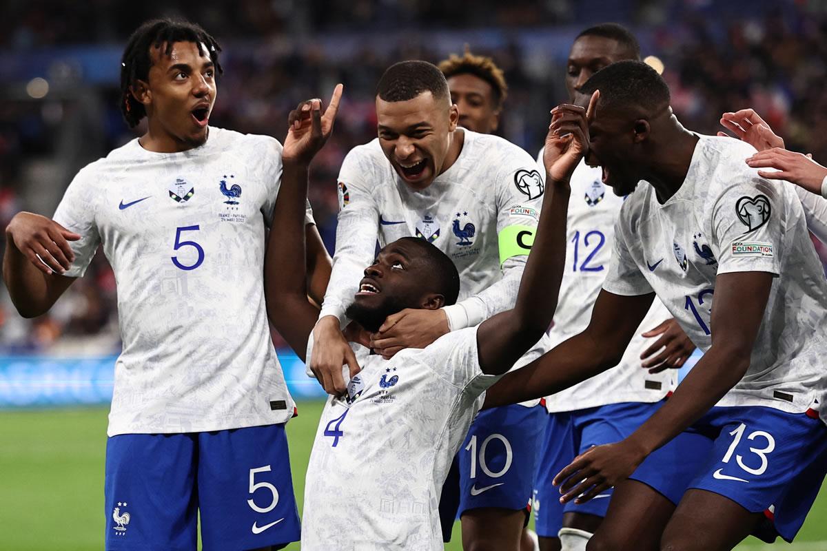 Los jugadores de Francia festejan el gol de Dayot Upamencano.