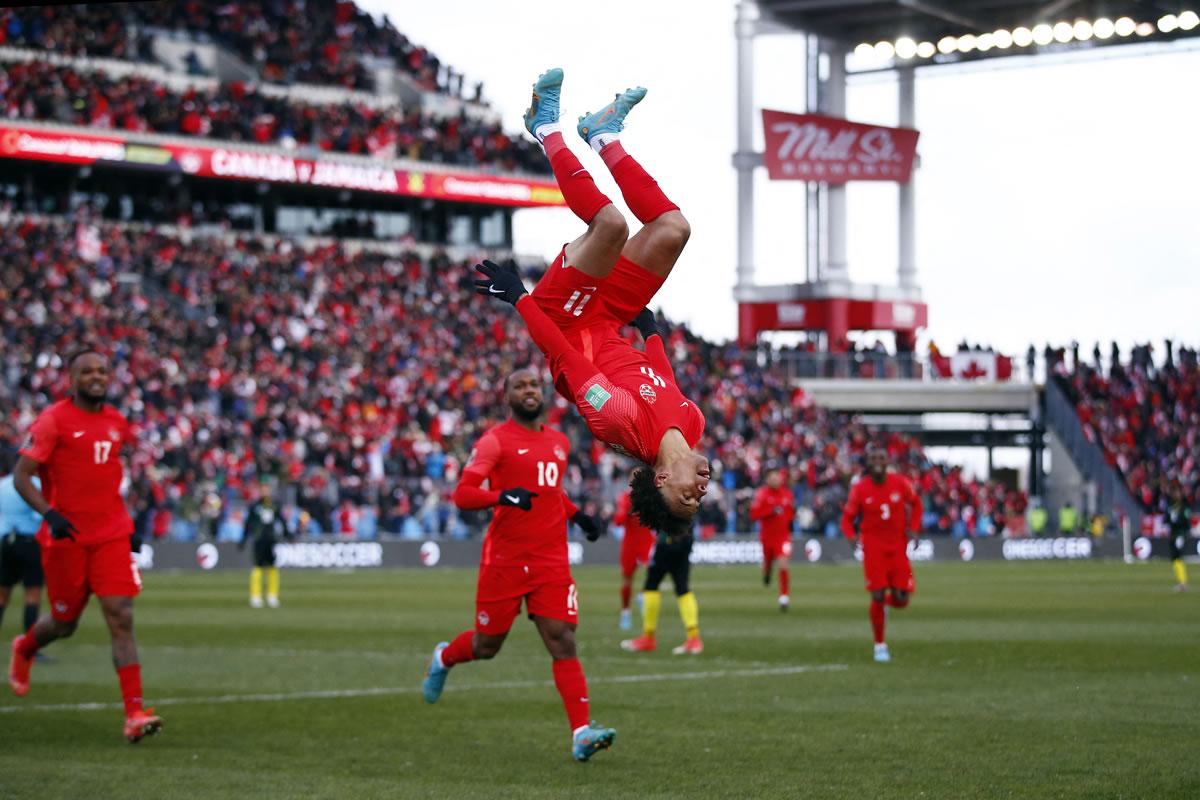 El acrobático festejó de Tajon Buchanan tras hacer el 2-0 para Canadá.