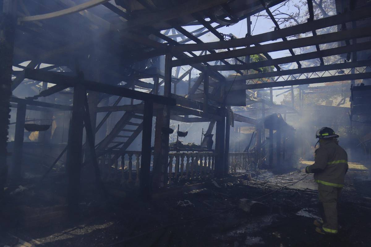 Incendio consume reconocido restaurante en San Pedro Sula