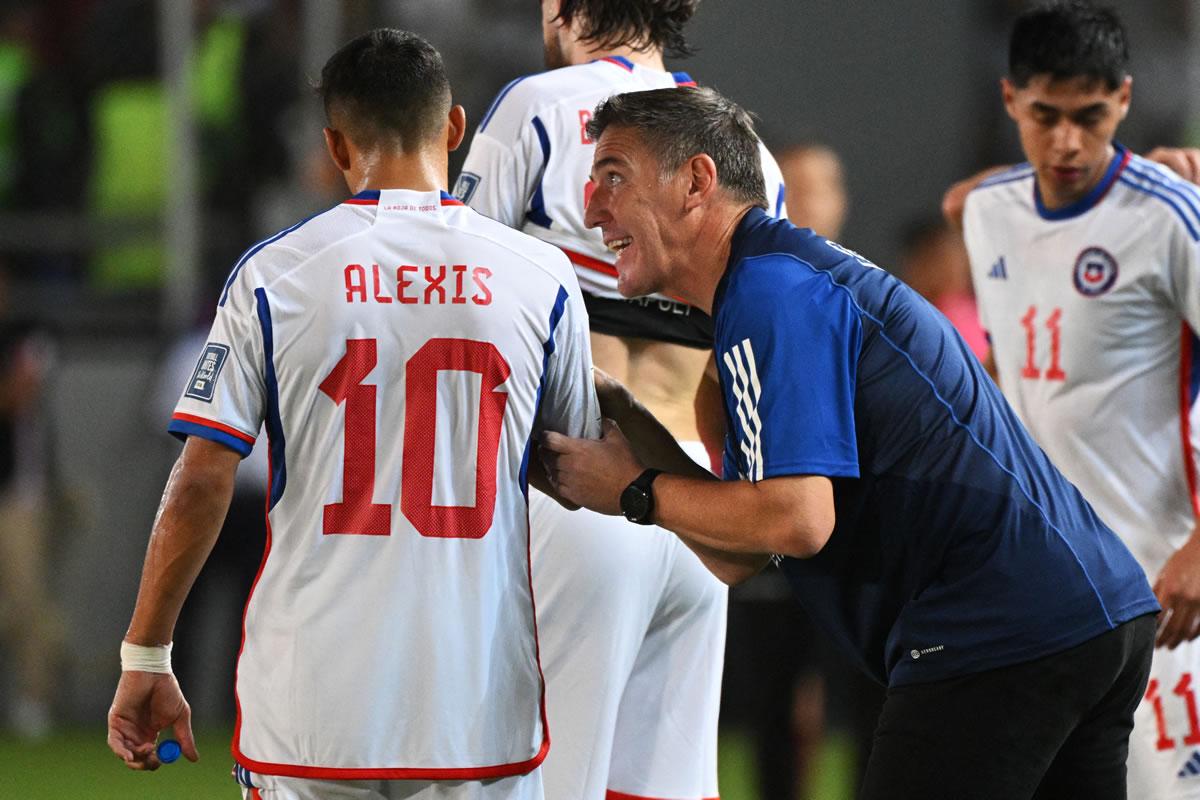 Eduardo Berizzo, entrenador de Chile, dando indicaciones a Alexis Sánchez.