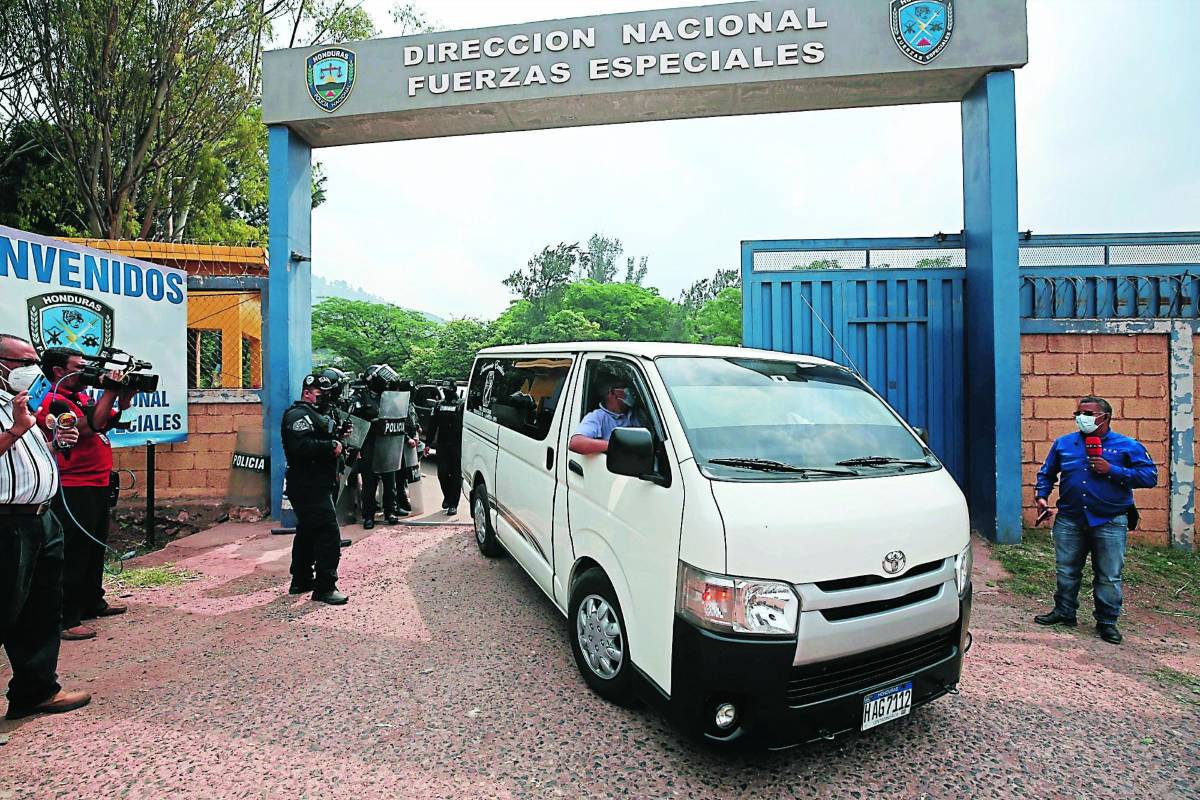 El carro funerario con el cuerpo de Tito Montes.