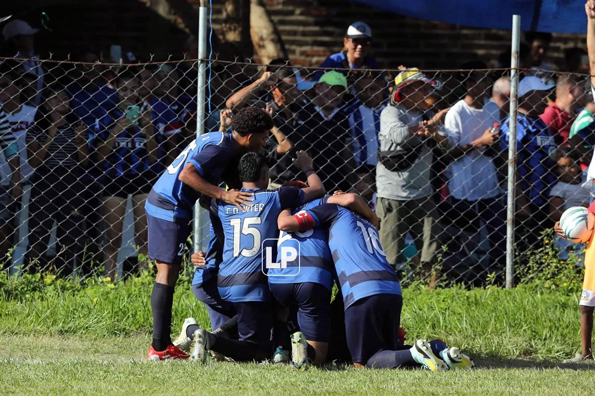 Jugadores del CD Inter festejan uno de los goles del partido ante San Juan de Quimistán.