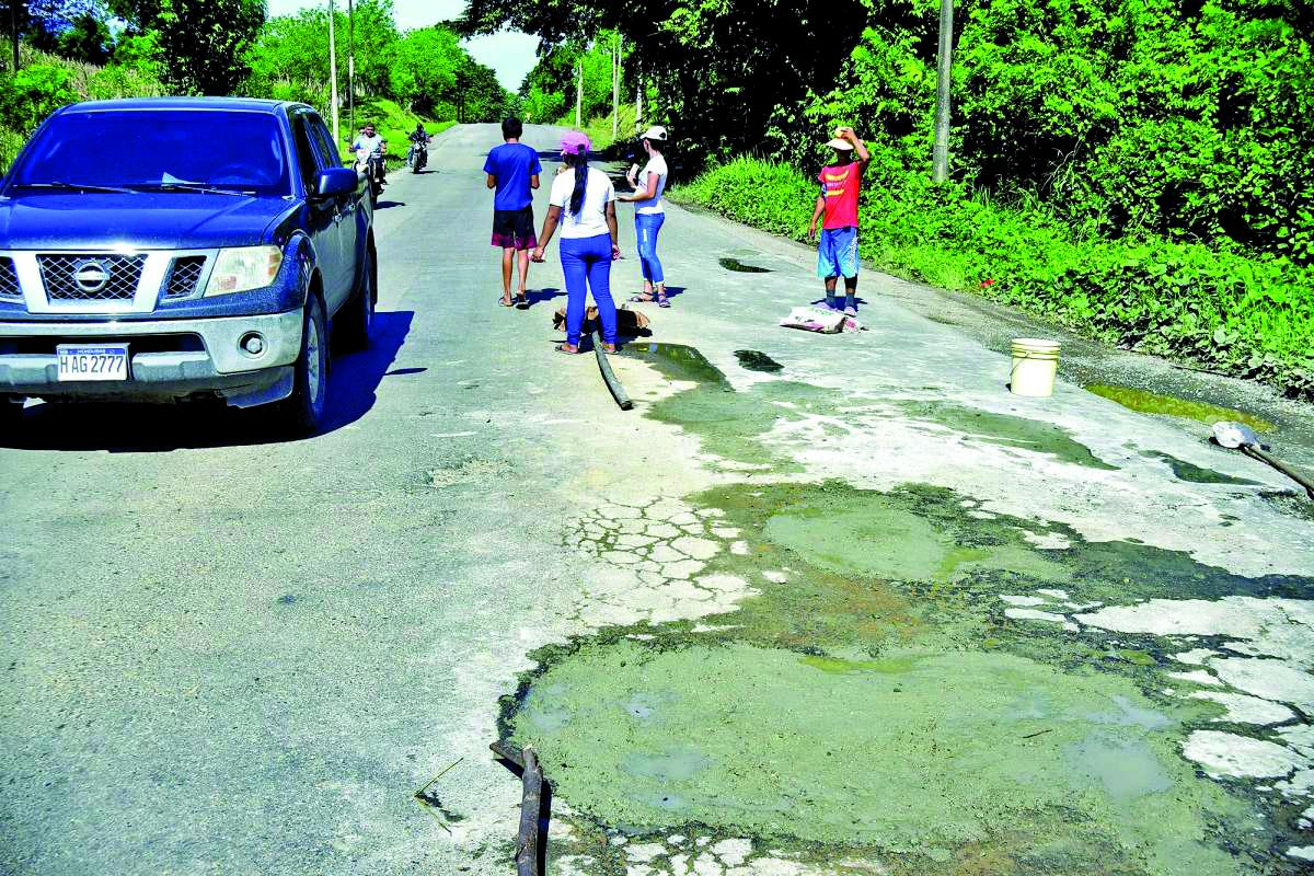 En el tramo de Ilamapa, Jutiapa, está lleno de baches y personas aprovechan para echar tierra y cobrar.