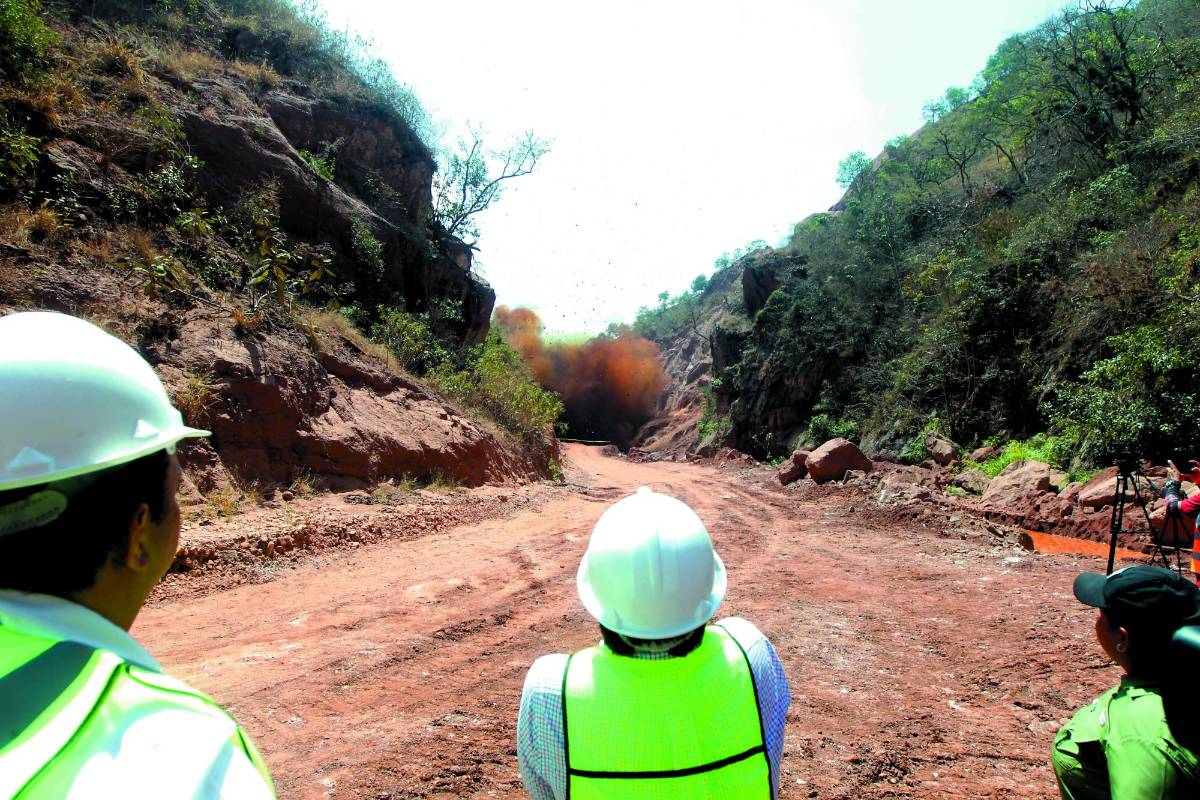 Explosión en cerro deja tres personas heridas