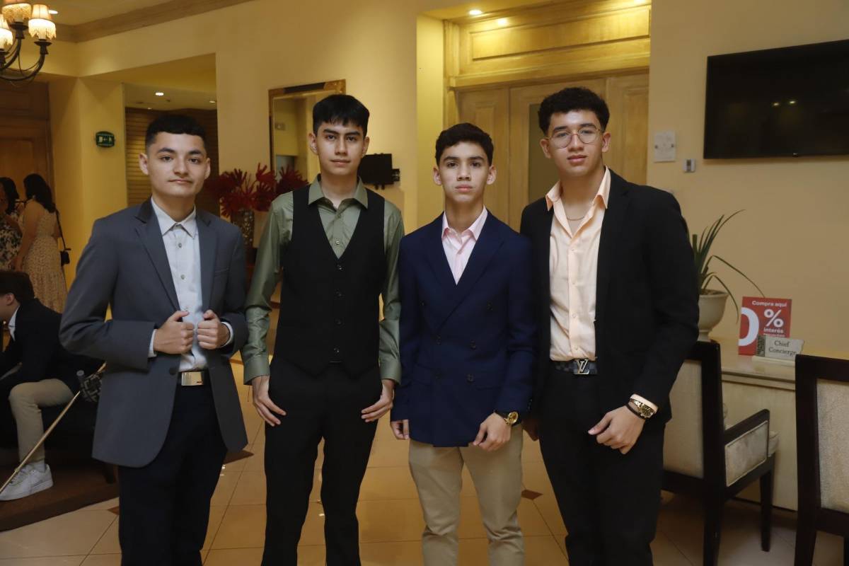 Seniors de la Future Path celebran previo a su graduación