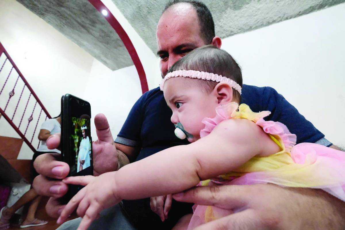 Luis le muestra a Hannah una de las últimas fotos que le tomó a su madre embarazada de ella.