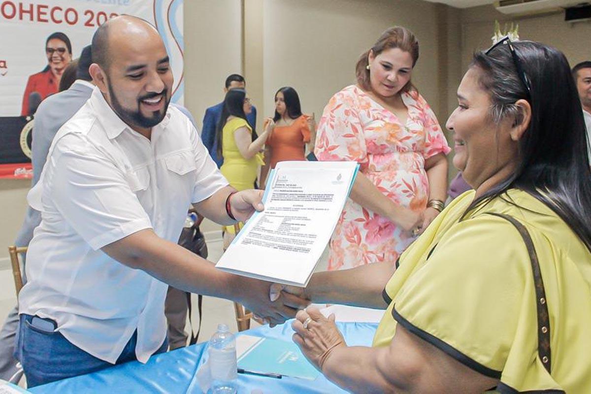 Entregan permanencia a maestros Proheco