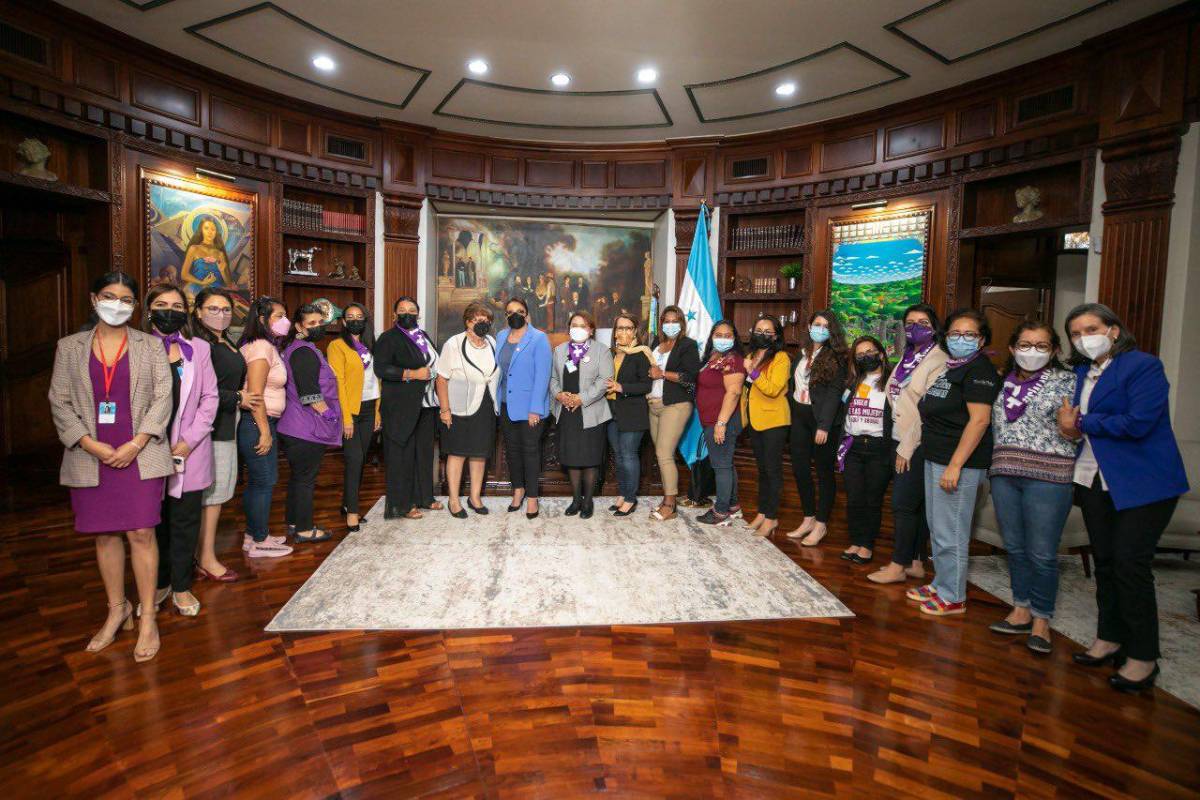 “Ahora avanzamos juntas hacia la democracia e igualdad”: Xiomara Castro a las mujeres hondureñas