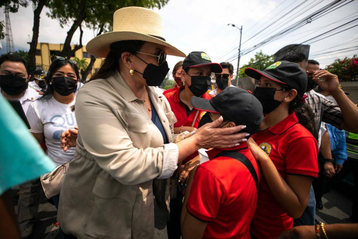 Xiomara Castro recorre la primera calle de San Pedro Sula, acompañando a la clase trabajadora en la conmemoración del Día Internacional del Trabajador.