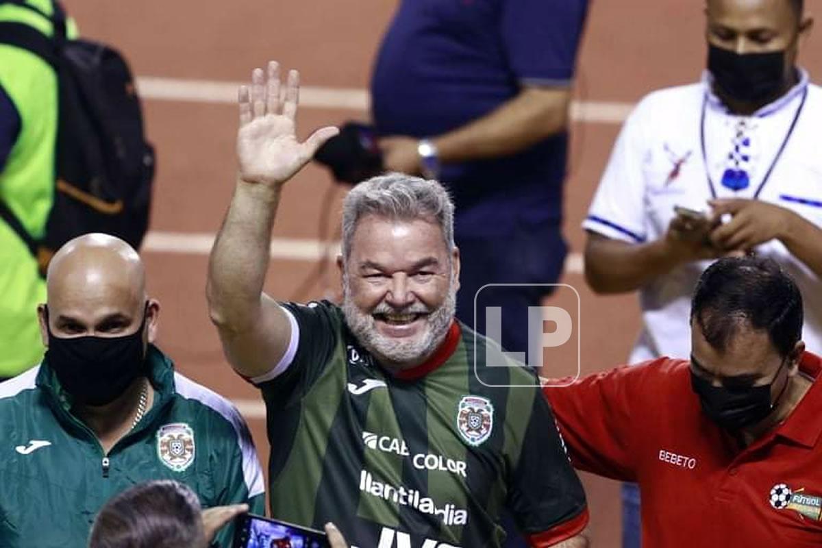 El alcalde de San Pedro Sula, feliz con la camisa verdolaga.