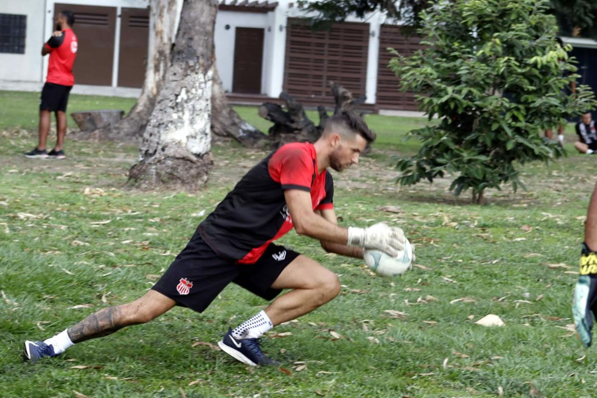El portero argentino no ha dejado de entrenar con el Vida pese a la falta de pagos.