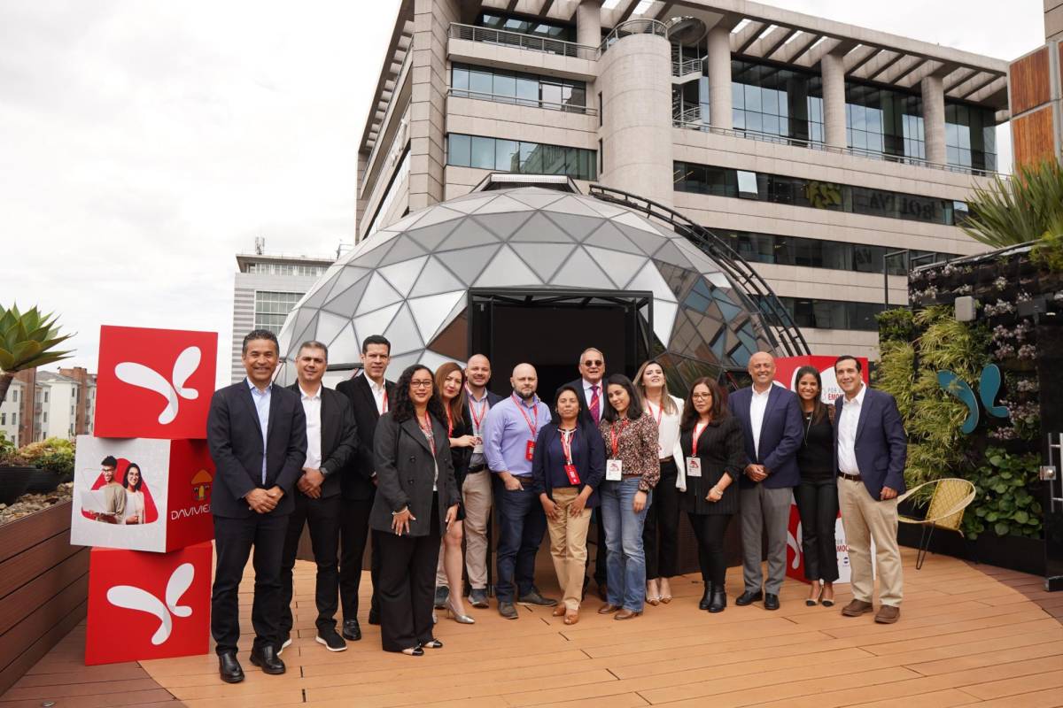 Periodistas de El Salvador, Costa Rica y Honduras, junto a ejecutivos del banco, frente al Domo, el centro de innovación en Bogotá, Colombia.