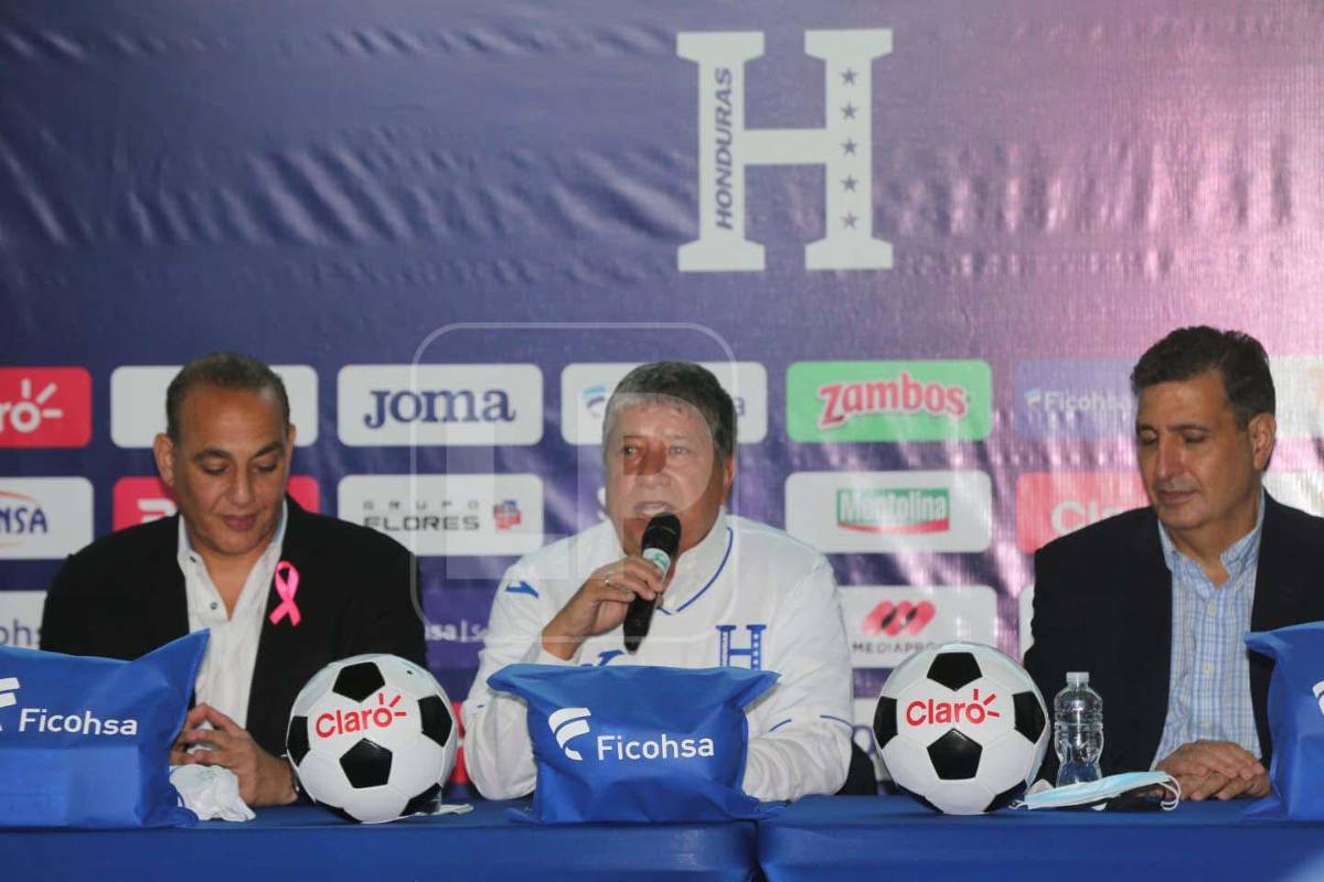 Hernán Gómez (centro) junto a Javier Atala (izquierda) y Jorge Salomón.