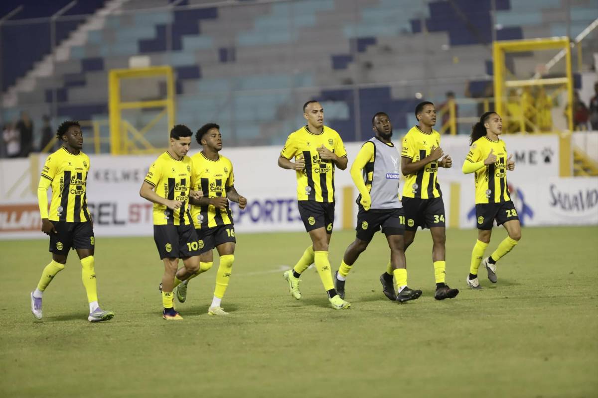 Futbolista sorprende a su bella novia, beso, fiesta del Real España y susto