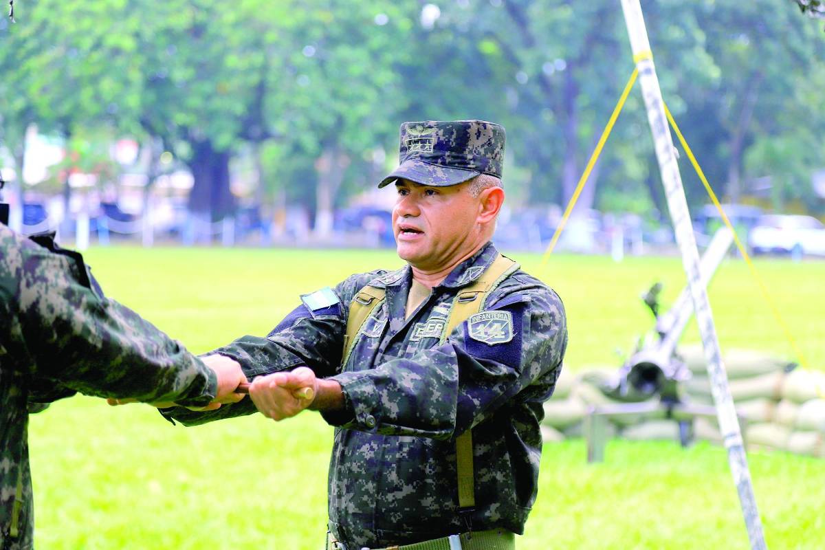 El coronel de infantería Noel Guillermo Mata Vallecillo recibe la comandancia del 14 Batallón de Infantería del coronel Fabricio Cárcamo.