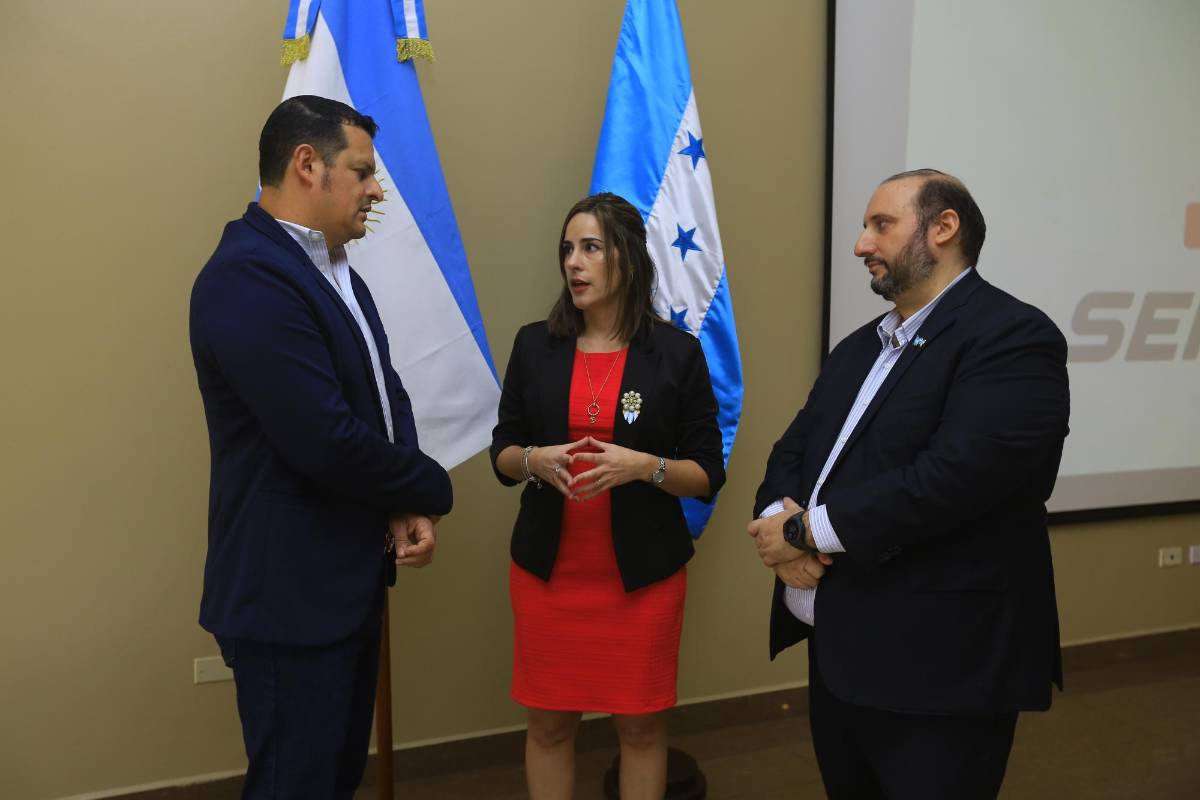 Carlos Murillo, viceministro de Caficultura junto a Daniela Gutiérrez, encargada de negocios de la Embajada de Argentina en Honduras y Leandro Di Pasquale, presidente de la Cámara binacional de comercio Honduras-Argentina.