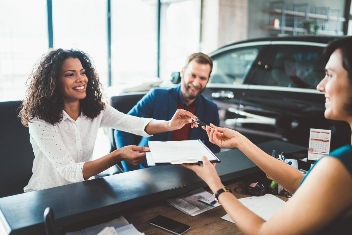 Antes de decidirte por un coche, visita varias concesionarias y adquiere el que se adapta a tu estilo de vida y presupuesto.