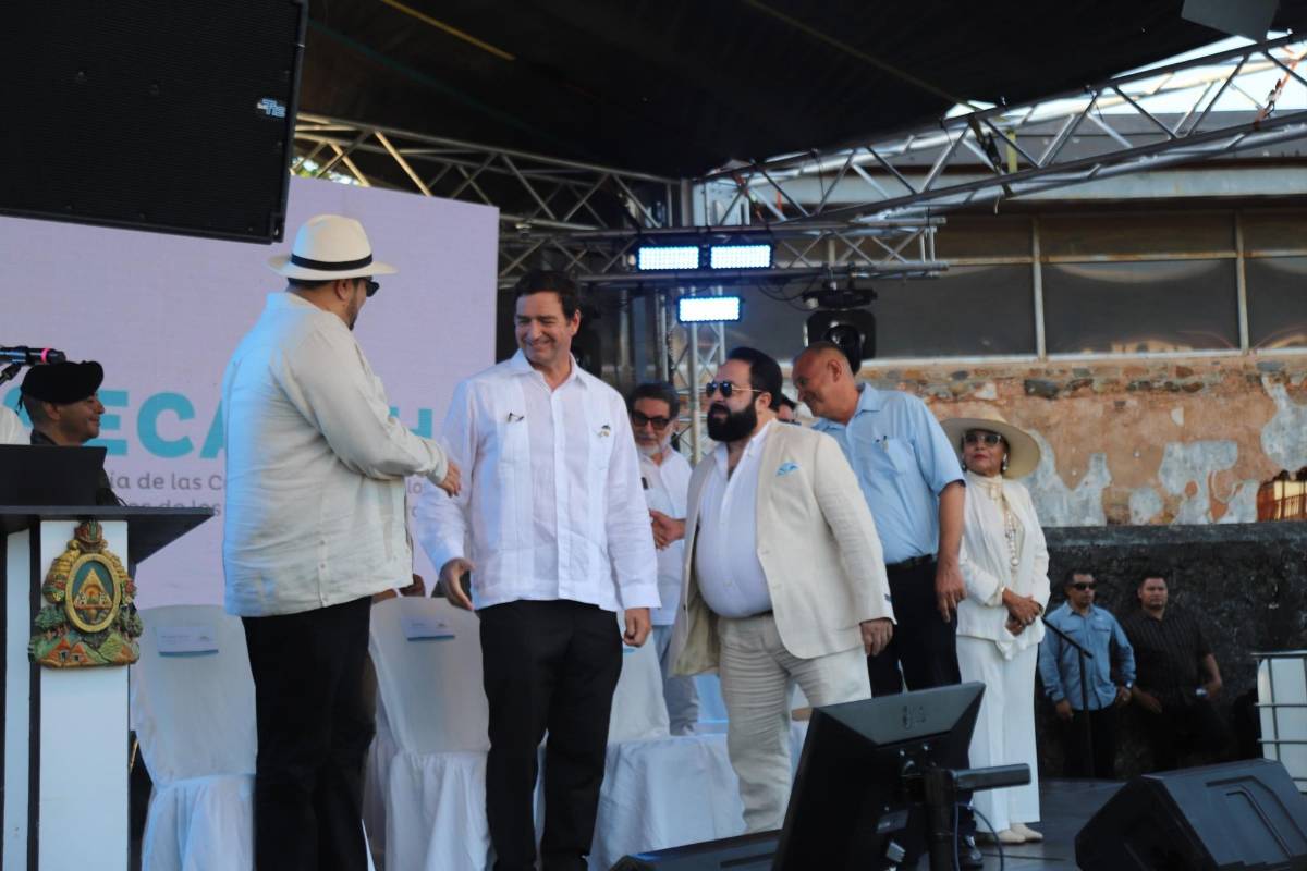 ¿A quién pertenece el busto develado en Trujillo, y por qué funcionarios viajaron en avión?