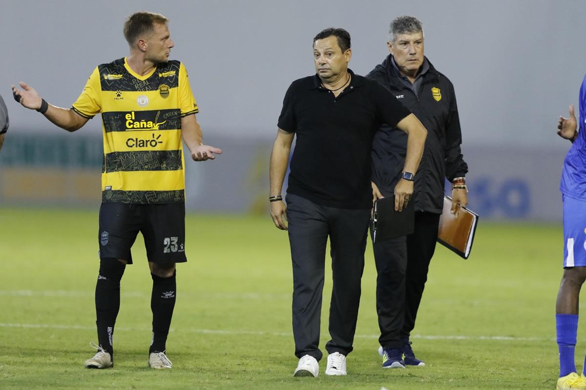 Jeaustin Campos y el defensa argentino Sebastián Hernández salieron del estadio charlando sobre el partido.
