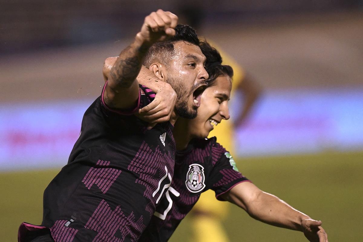 Alexis Vega festejando junto a Diego Lainez el gol del triunfo de México.