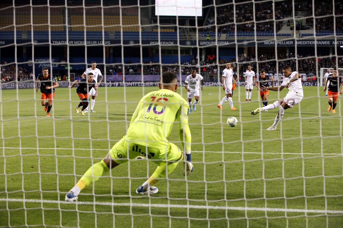 Kylian Mbappé marcando de penal su gol ante el Montpellier.