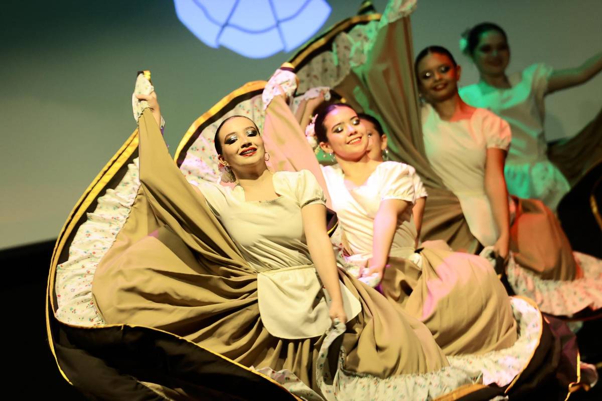 Artistas nacionales e internacionales brillan en espectacular festival folclórico