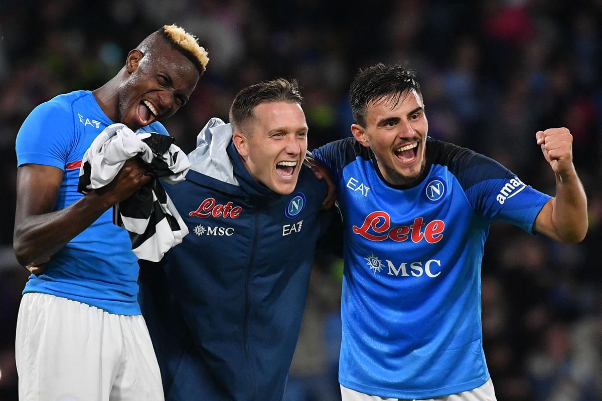 Victor Osimhen, Piotr Zielinski y Eljif Elmas, los goleadores del triunfo del Napoli.