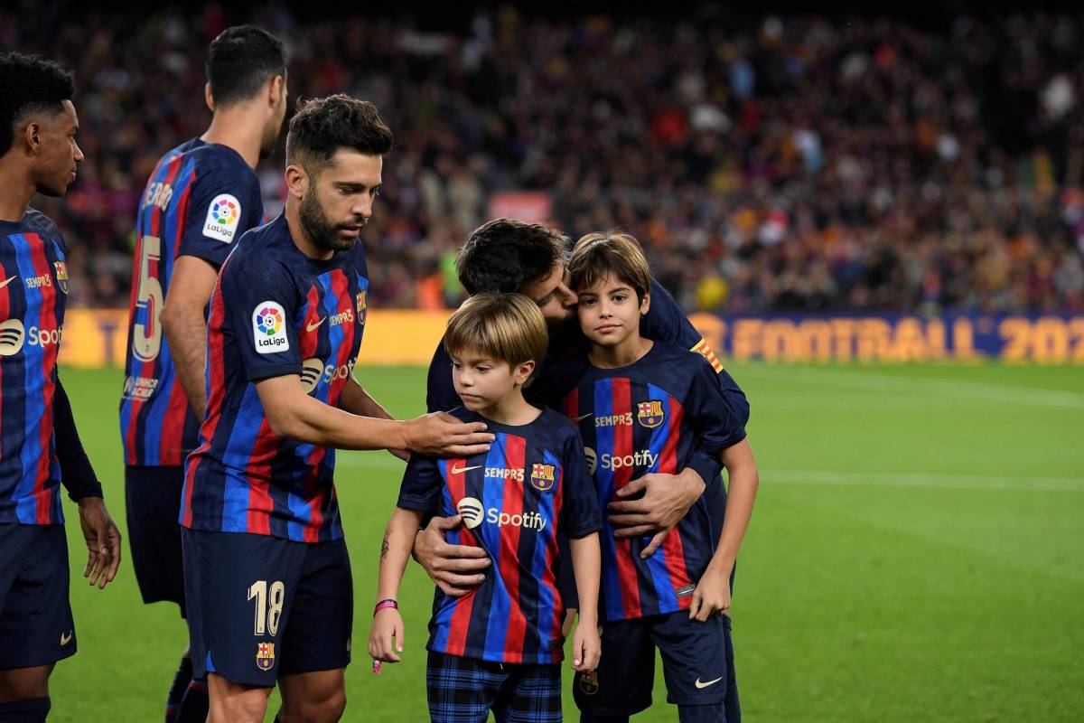 Gerard Piqué besa a sus hijos Milan y Sasha en su último partido con el FC Barcelona.