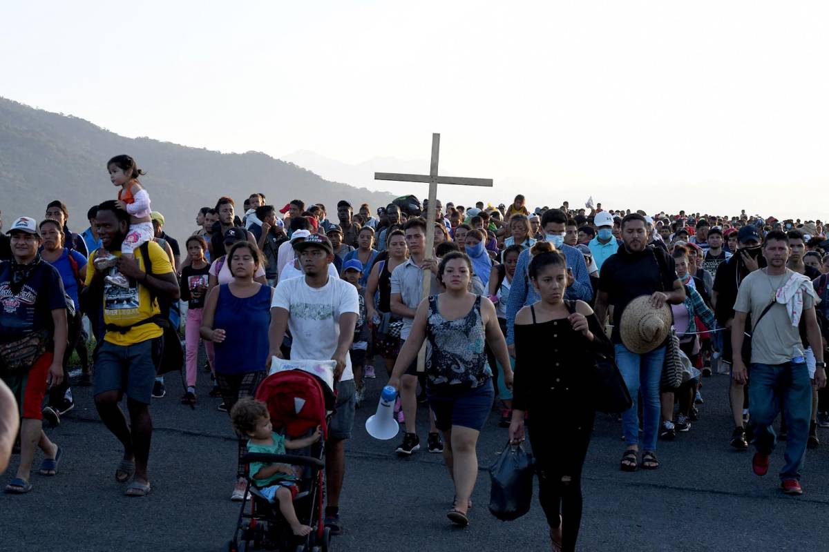 Agentes migratorios mexicanos permitieron el avance de la masiva caravana.