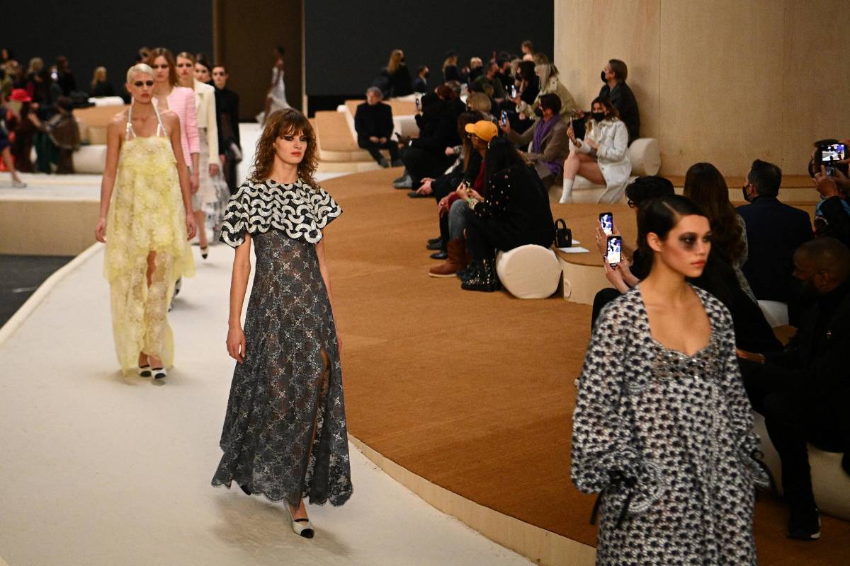 Chanel conquista el desfile de Alta Costura con jinetes a caballo