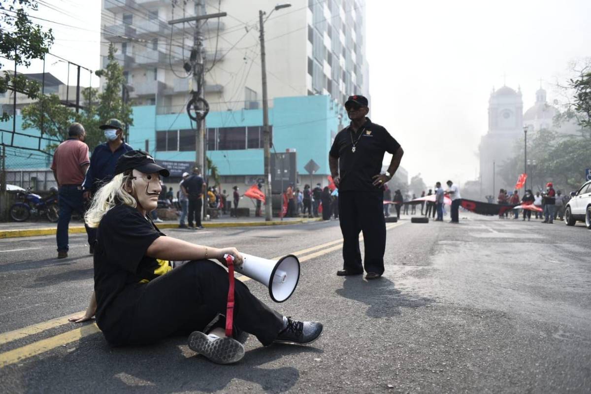 Humo, calor, quema de llantas y protesta en el centro de SPS