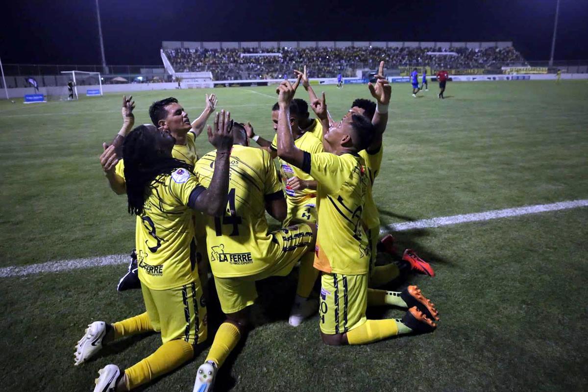 La celebración de los jugadores del Génesis tras el gol de Roberto Moreira ante Olancho FC.