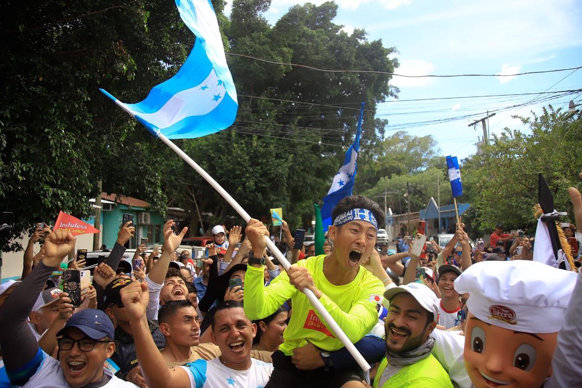 Shin Fujiyama es recibido por una multitud a su llegada a Honduras