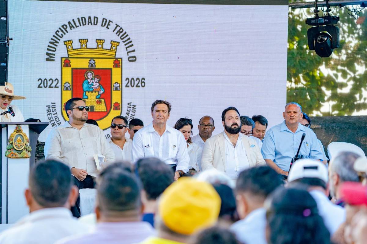 ¿A quién pertenece el busto develado en Trujillo, y por qué funcionarios viajaron en avión?