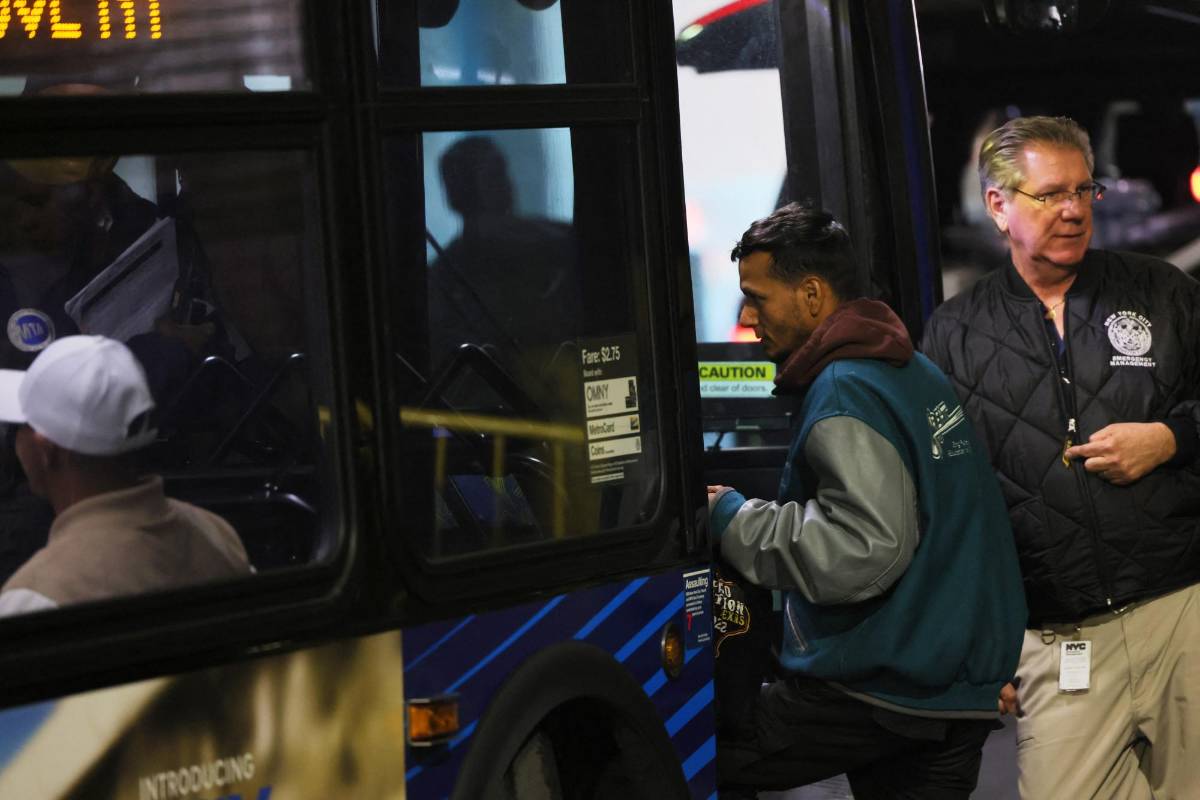 Alcalde de Nueva York pide fondos para hacer frente a crisis migratoria