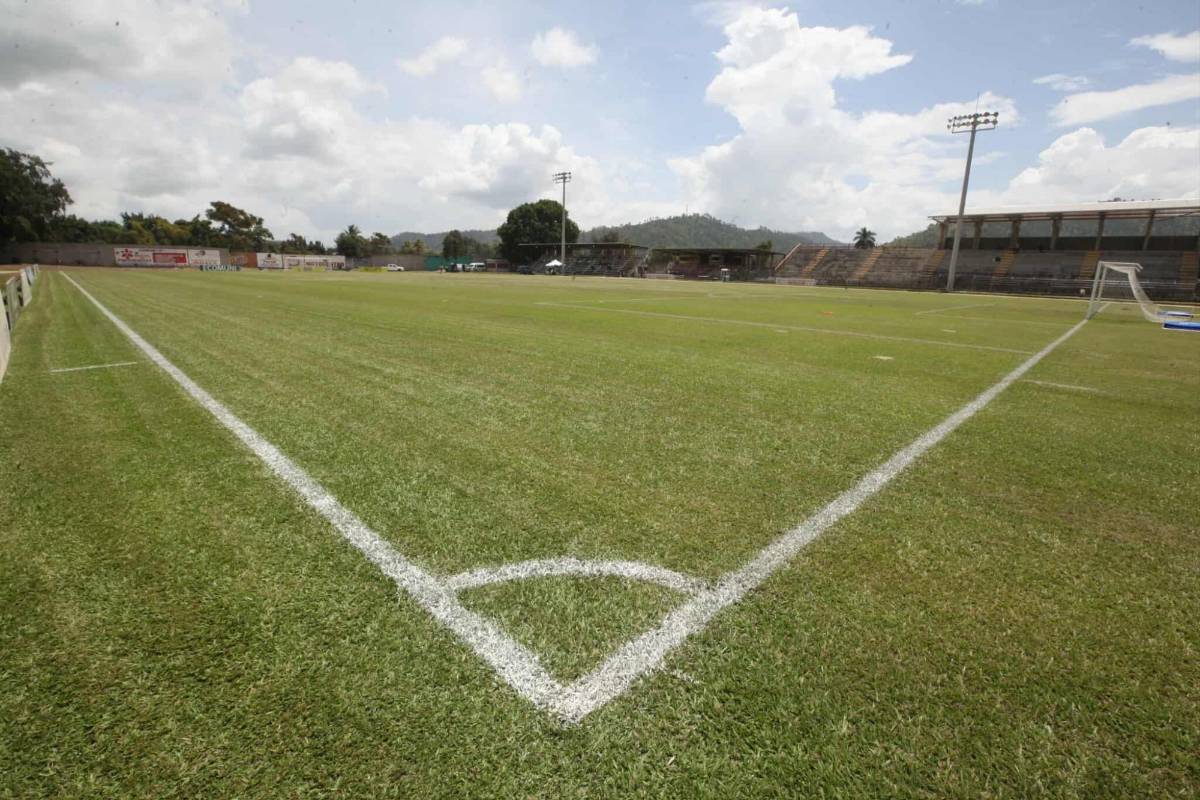 Hermosas chicas, pesadilla del Real España, héroe y caballo en pleno partido