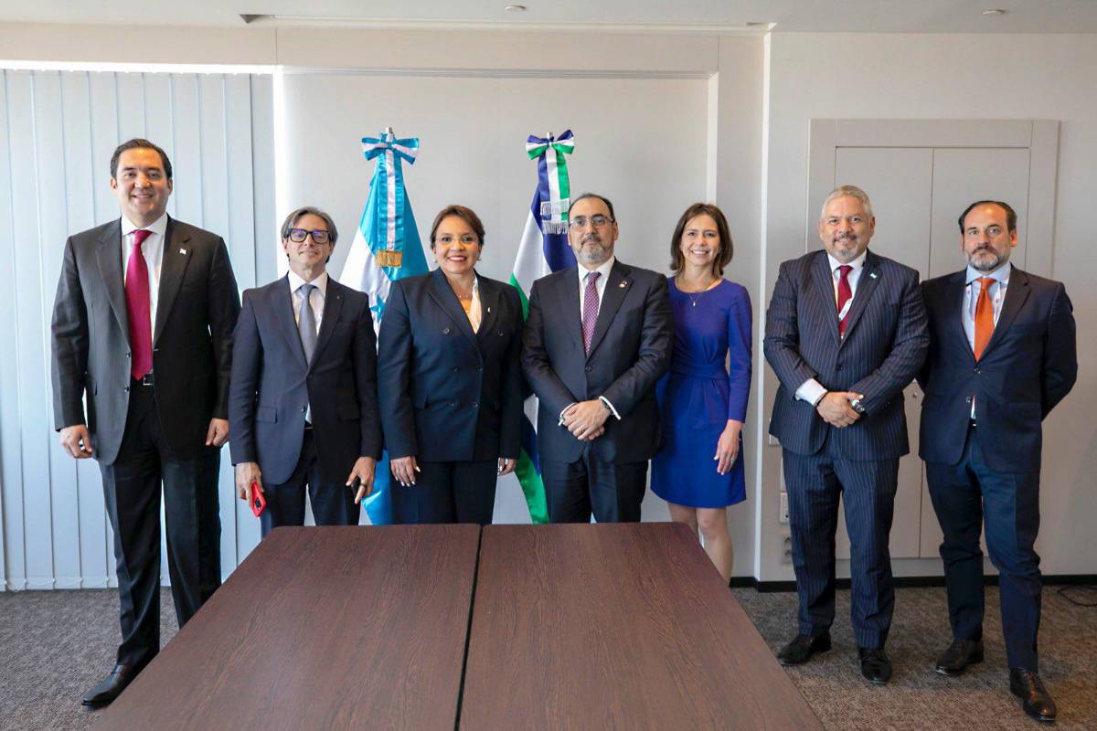 Castro, representantes hondureños y representantes del CAF.