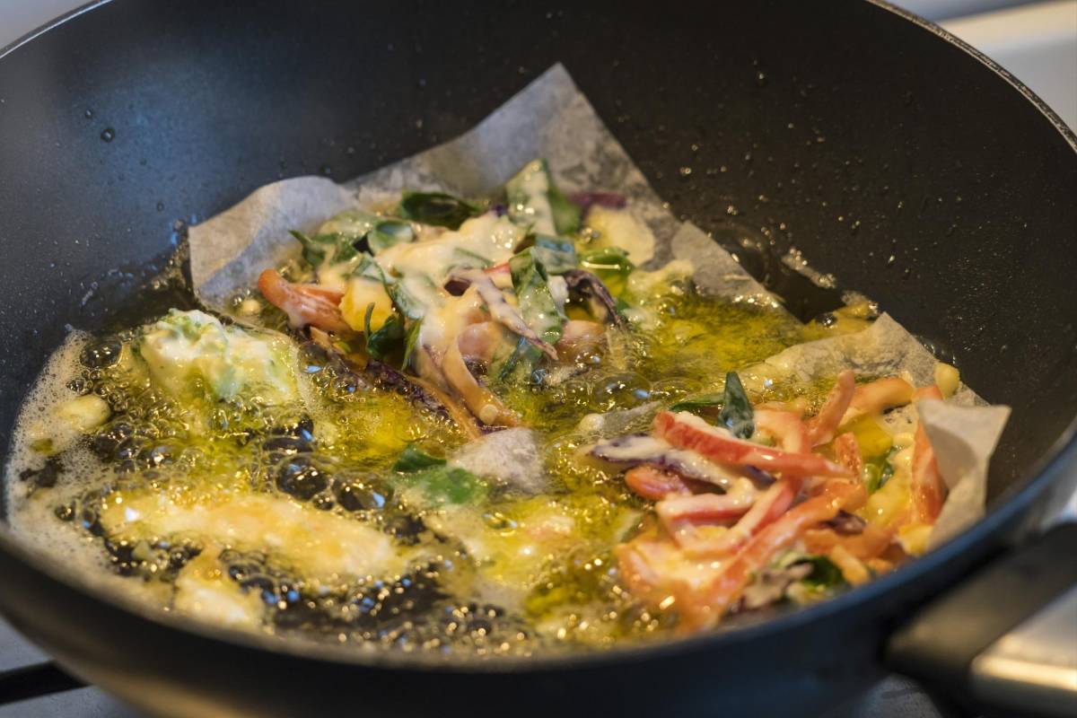 Hay que escuchar, el sonido de la fritura es armónico, sin escándalos. Debe burbujear con entusiasmo al principio.