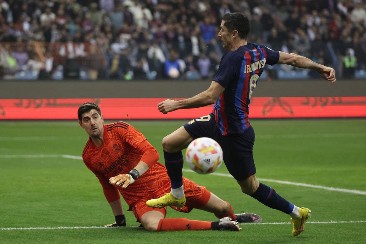 Thibaut Courtois salvó varias ocasiones de gol contra el Barcelona.