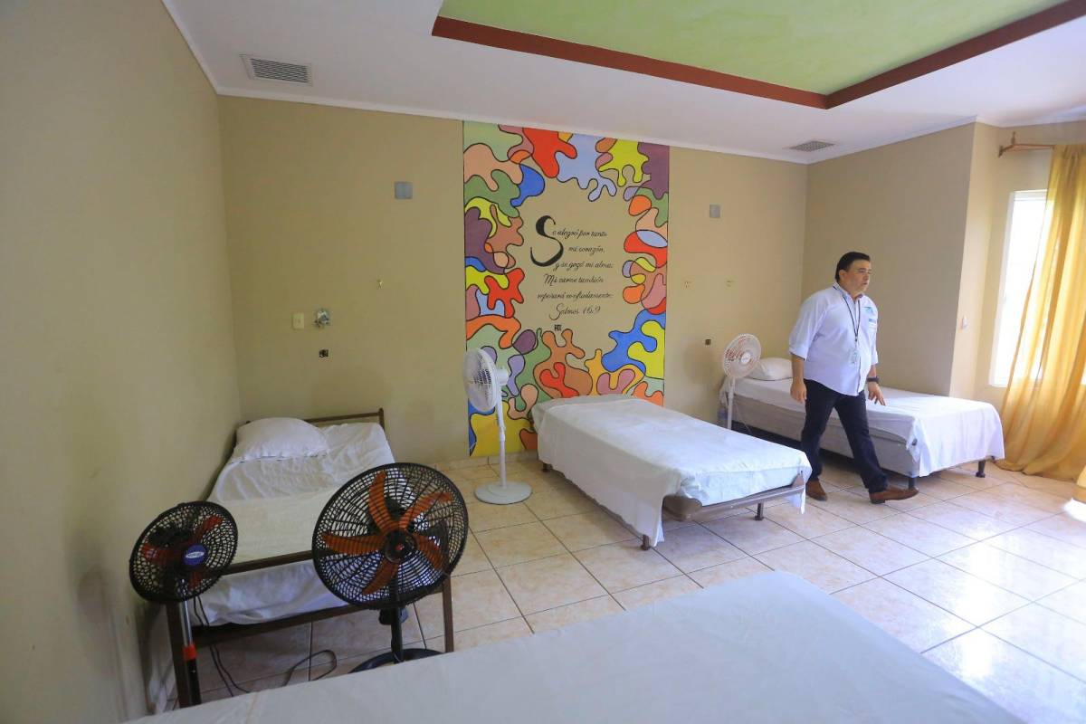 Casa David ofrece una cama con sábanas limpias, alimentación y lugares cómodos para descansar.