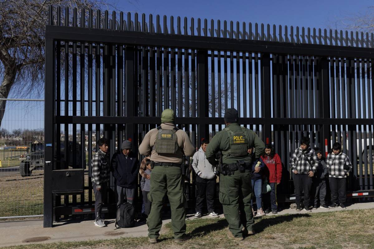 Pacto en el Senado de EEUU prevé cierre de frontera con México si está “colapsada”