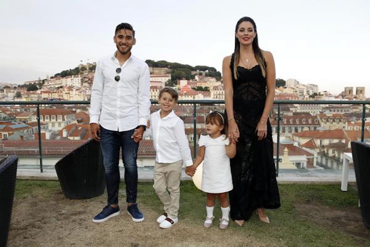 ‘Toto’ Salvio junto a Magalí Aravena con sus hijos Valentino y Chloe.