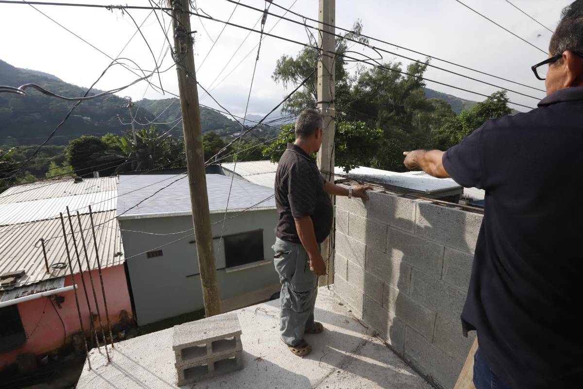 Trabajadores de la obra corren riesgo por el cable de alta tensión.